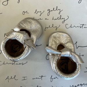 Freshly Picked Platinum Knotted Bow Mocc EUC